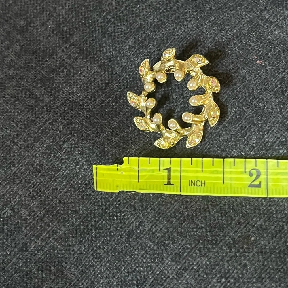 Elegant Gold Leaf Brooch with Pearls​